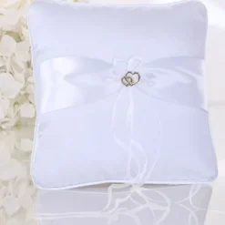 Badaboum Coussin Porte Alliance Blanc En Tissu Satin Double Coeur